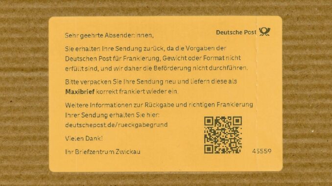 Nachporto: Gelber Aufkleber auf Brief