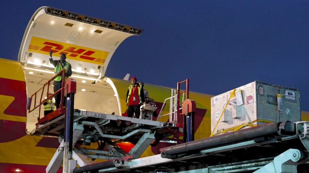 Chocolat in ihrer Kiste beim Einsteigen in das Flugzeug nach Großbritannien