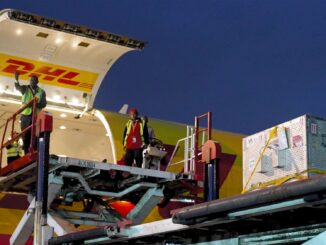 Chocolat in ihrer Kiste beim Einsteigen in das Flugzeug nach Großbritannien